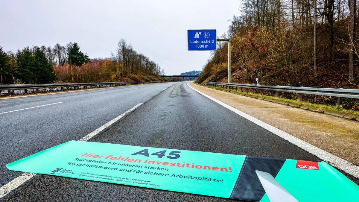 Mit einem Transparent hatte der DGB auf die Situation aufmerksam gemacht.