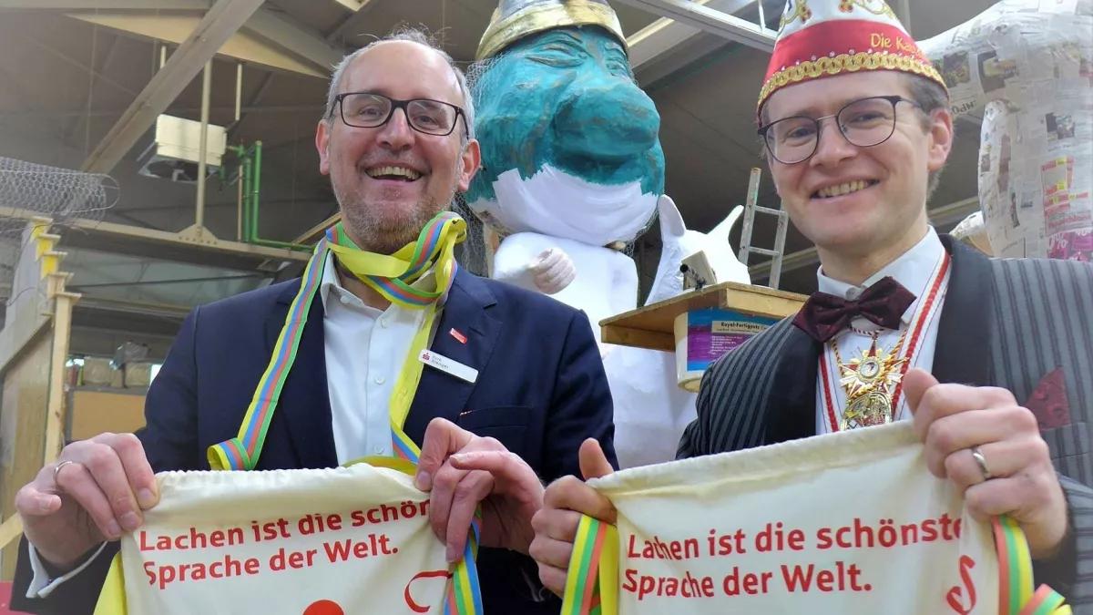Sparkasse verschenkt Kamelle-Beutel an Organisatoren der Karnevalsumzüge