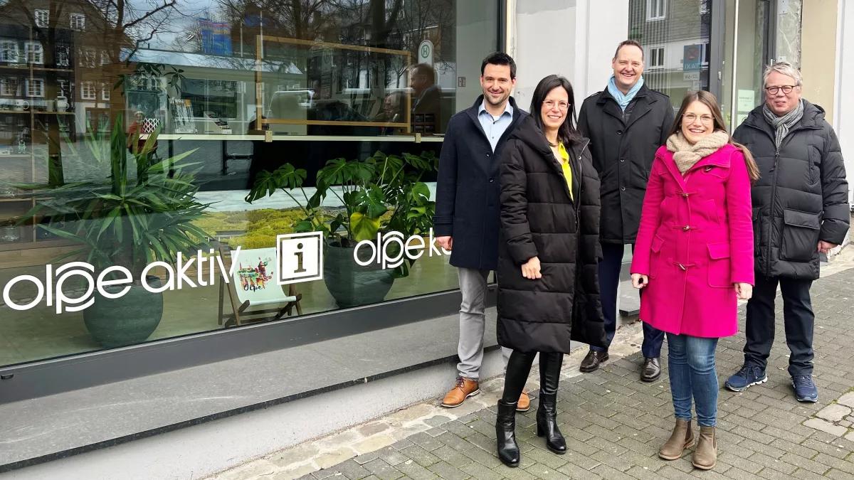 Torsten Kaufmann (Geschäftsführer Wirtschaftsförderungsgesellschaft Olpe mbH), Sandra Schulte (Aufsichtsratsvorsitzende Wirtschaftsförderungsgesellschaft Olpe mbH), Bürgermeister Peter Weber, Klarissa Hoffmann (Geschäftsführerin Olpe Aktiv), Peter Enders (Vorsitzender Olpe Aktiv) (v.l.).