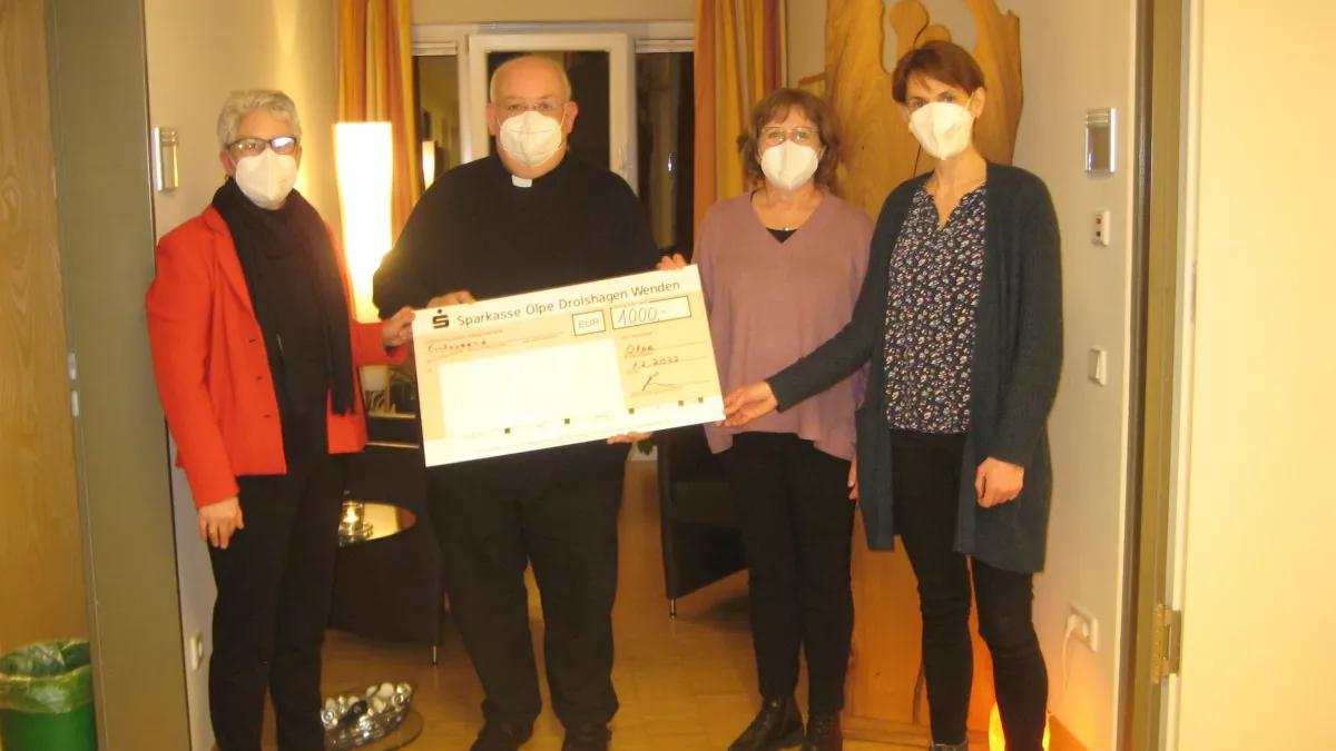 Im St. Elisabeth-Hospiz nehmen der Vorsitzende, Pfarrer Heinrich Schmidt und Hospiz- und Pflegedienstleitung Monika Kramer (2.v.r.) den Scheck von Elisabeth Greven und  Susanne Schönauer (Vorstand Frauen in St. Martinus)  entgegen.