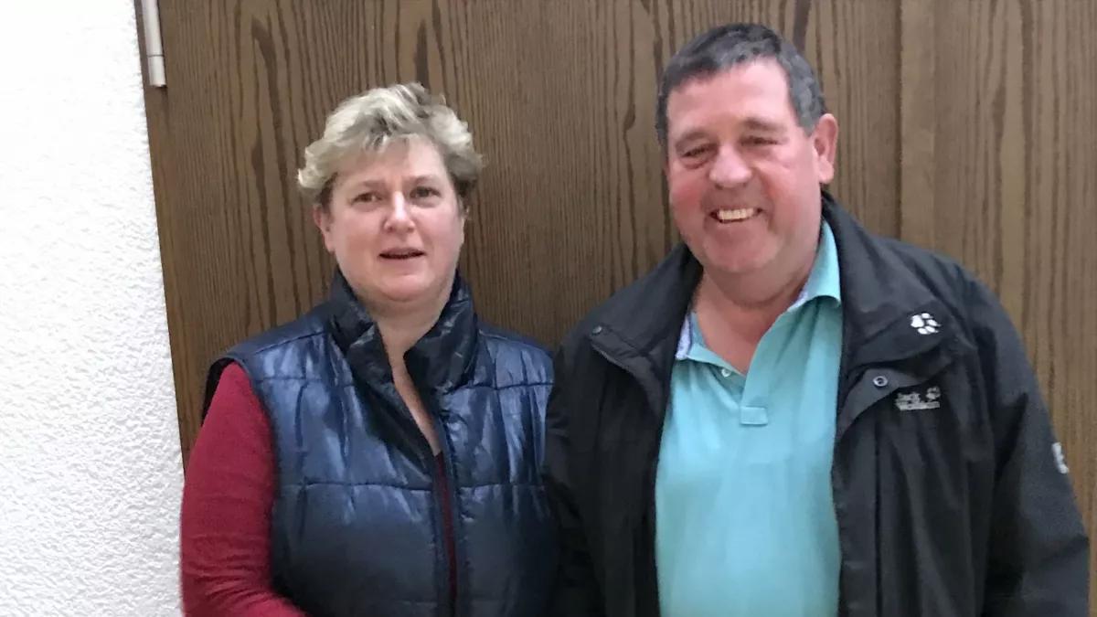 Die Eheleute Christine und Andreas Droste aus Oberveischede kommen gemeinsam auf 200 Blutspenden.