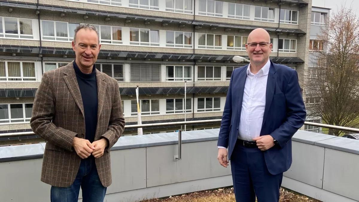Jochen Ritter und Dr. Gereon Blum besprechen die  Einsatzmöglichkeiten der Mittel aus dem NRW-Sonderförderprogramm für Krankenhäuser.