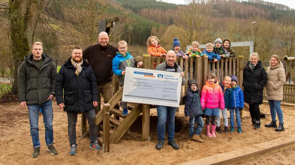 Der Kindergarten Zauberwald hat kürzlich eine Spende vom Imkerclub Langenei-Kickenbach erhalten.