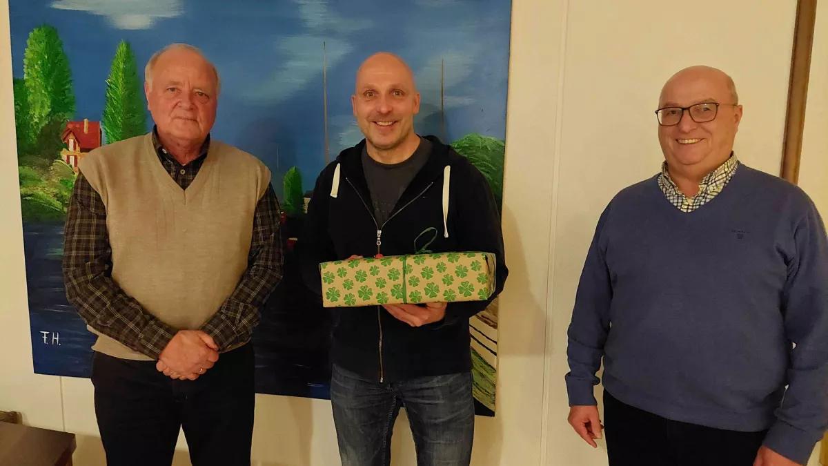 Ortsverbandsvorsitzender Gerd Willeke (l.) und Kassierer Reimund Halbe (r.) begrüßen Steffen Berger, als 2100. Mitglied des VdK-Ortsverbandes Wenden.