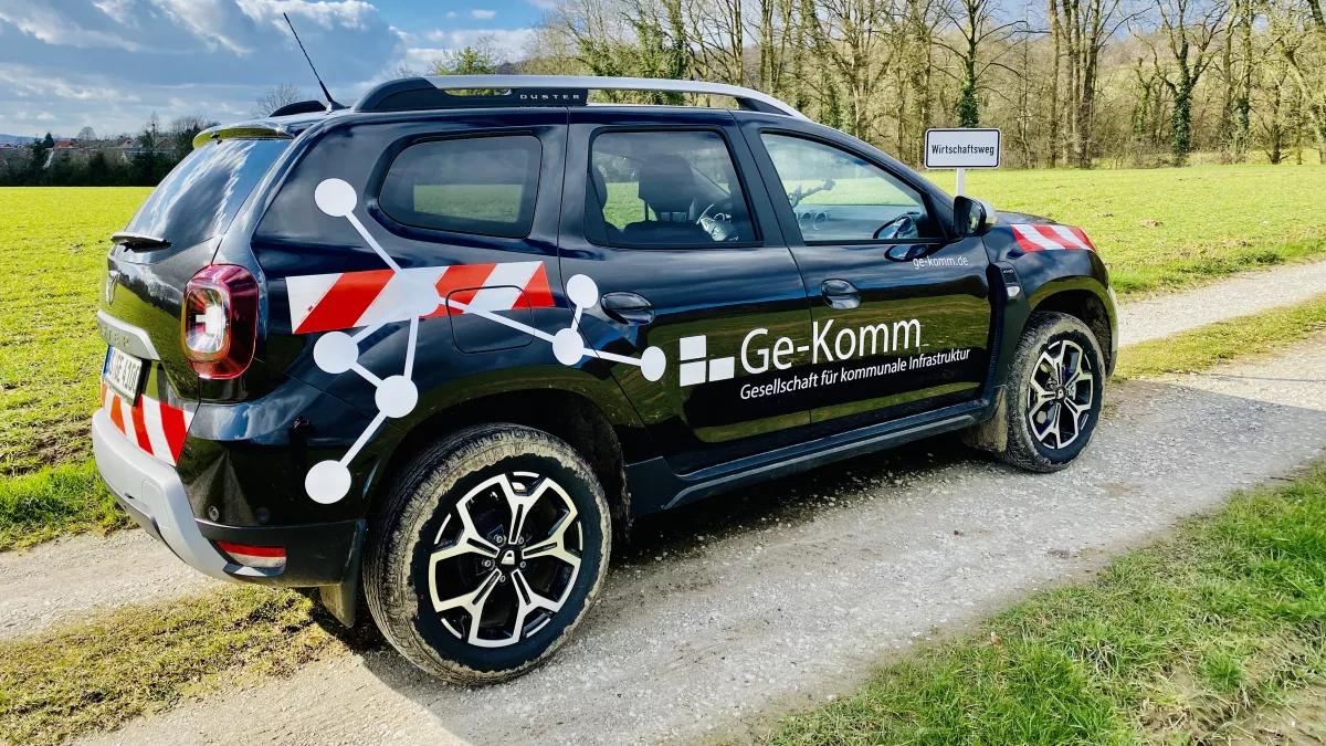 Mit Geländewagen sind die Mitarbeiter unterwegs, um den Zustand der Wirtschaftswege in der Gemeinde Wenden zu erfassen.