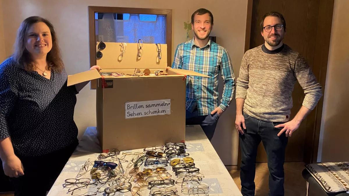 Annemarie Sauermann, Peter Lütticke und Martin Engel (v.l.) bedanken sich bei allen Spendern der Brillen.