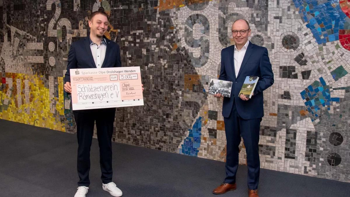 Vorstandsmitglied Wilhelm Rücker (rechts) und Matthis Reichstein, erster Vorsitzender des Schützenvereins.