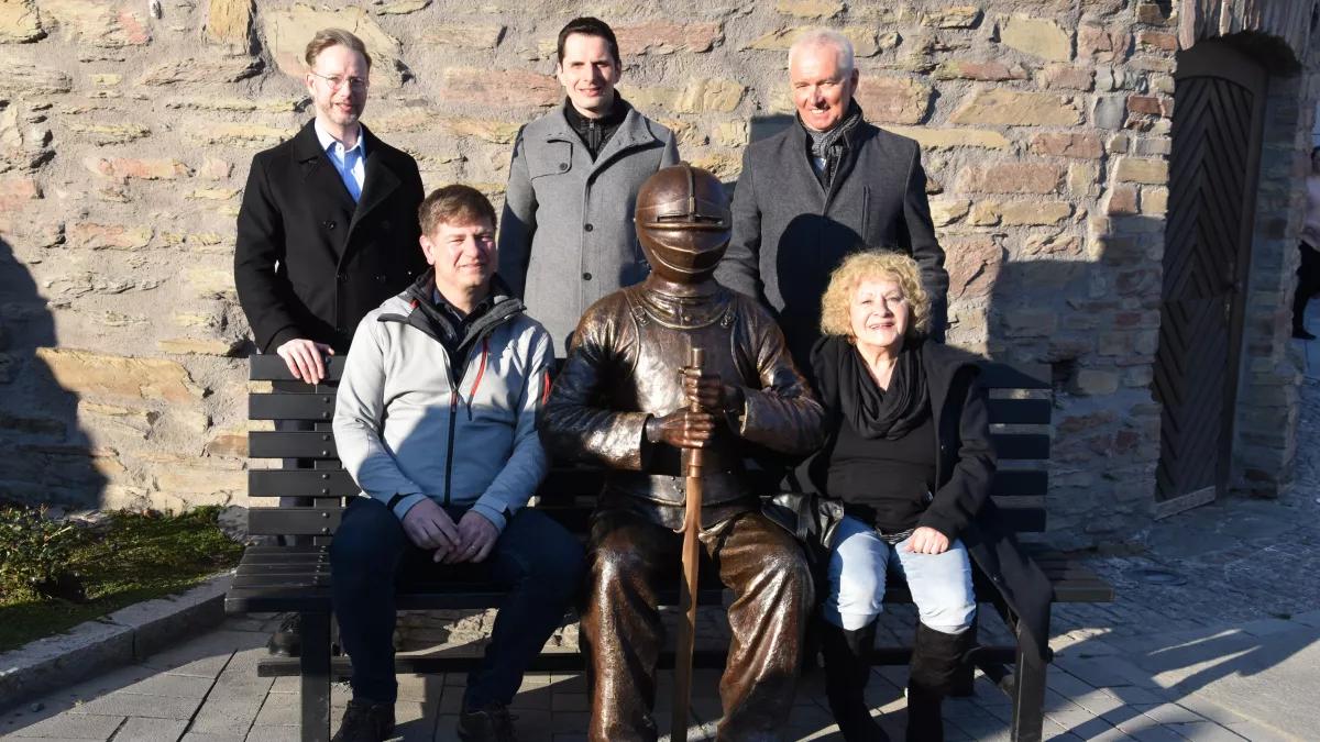 Thomas Schütte, Marlies Backhaus sowie Heinz-Jörg Reichmann, Bürgermeister Christian Pospischil und Bernd Schablowski (h.v.l.) mit dem Iserkopp.
