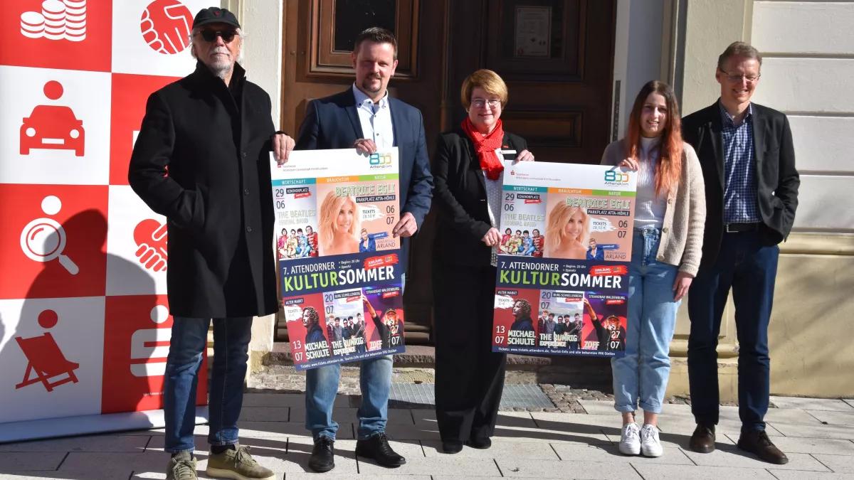 Reiner Hänsch (Zoff), Frank Burghaus (Kulturamt Attendorn), Sylvia Gante (Vorstand Sparkasse ALK), Tanja Kranauge (Kulturamt Attendorrn) und Klaus Hesener (Kämmerer) nach der Pressenkonferenz.