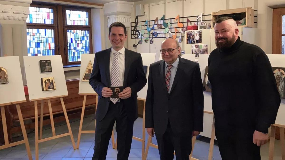 Bei der Ausstellungseröffnung, von links: Bürgermeister Christian Pospischil, Wolfgang Dröpper (Ev. Kirchengemeinde Attendorn-Lennestadt) und der Künstler Tomasz Bzdęga aus Rawicz.