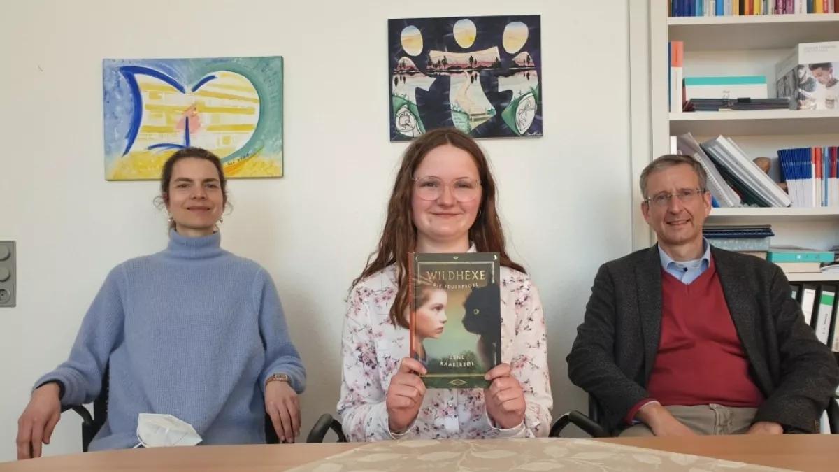 Deutschlehrerin Katharina Niggemeier und Schulleiter Markus Ratajski freuen sich mit Anna Komorek (6b) über ihren Sieg bei den Kreismeisterschaft im Vorlesen.