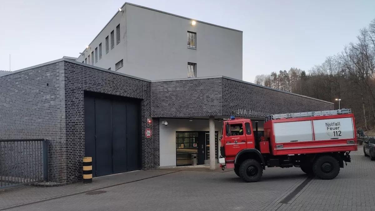 Feuerwehr bringt Mülleimerbrand in Attendorner JVA schnell unter Kontrolle