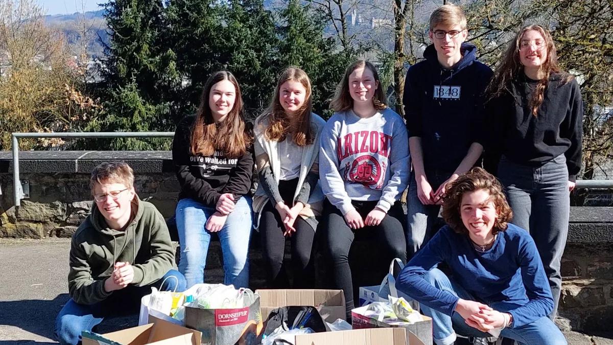 Die SV des St.-Ursula-Gymnasiums mit einem Teil der Spenden für die Ukraine.