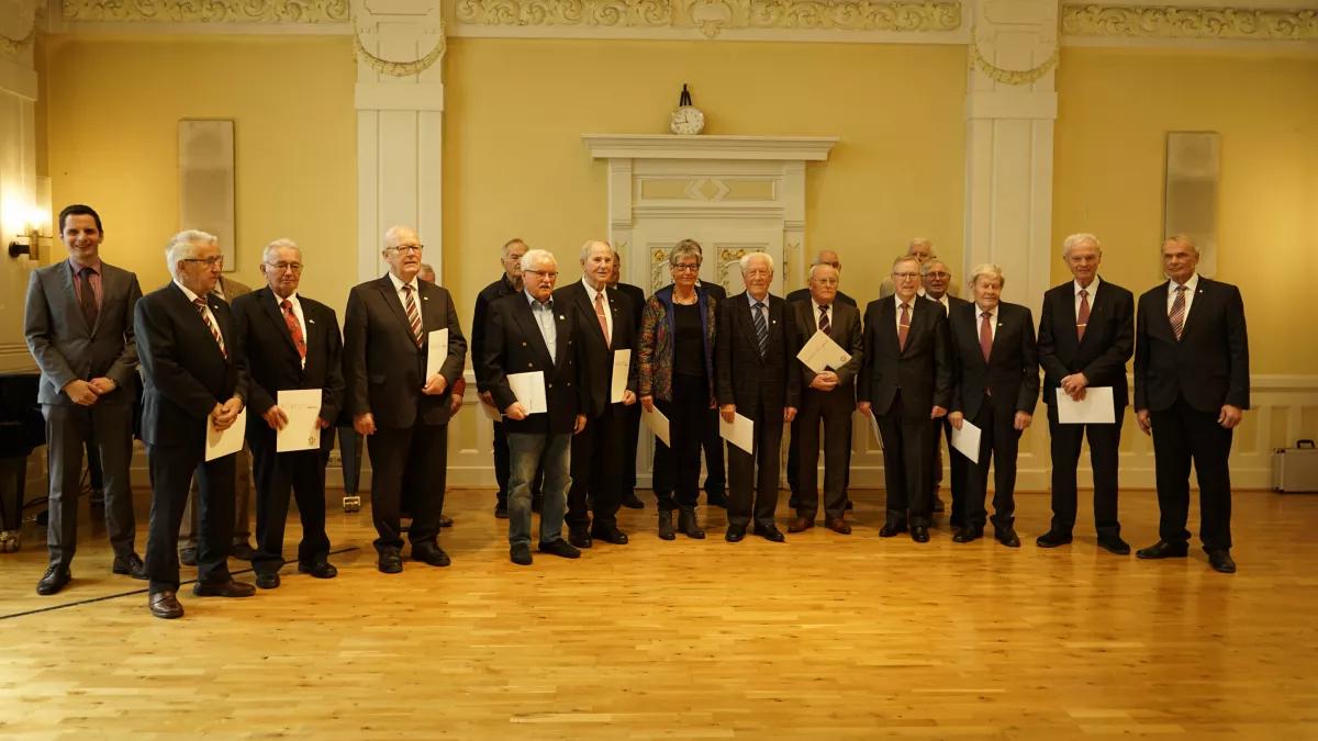 Bürgermeister Christian Pospischil (l.) und Sängerkreisvorsitzender Steffen Keller (r.) gratulieren den Jubilaren.