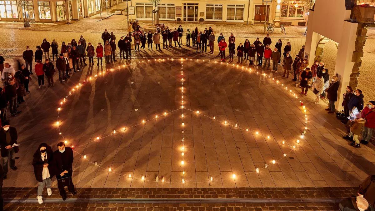 150 Menschen haben am Freitag am Attendorner Rathaus ein Zeichen für den Frieden gesetzt.