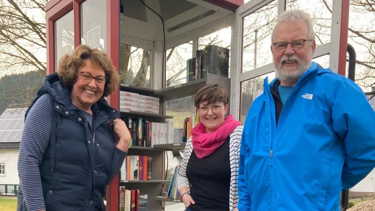 Jutta und Jürgen Voß (Dorfverein Helden) und Ruth Kleinsorge (KÖB Helden) (m.)bei der Einrichtung der Heldener Bücherzelle.