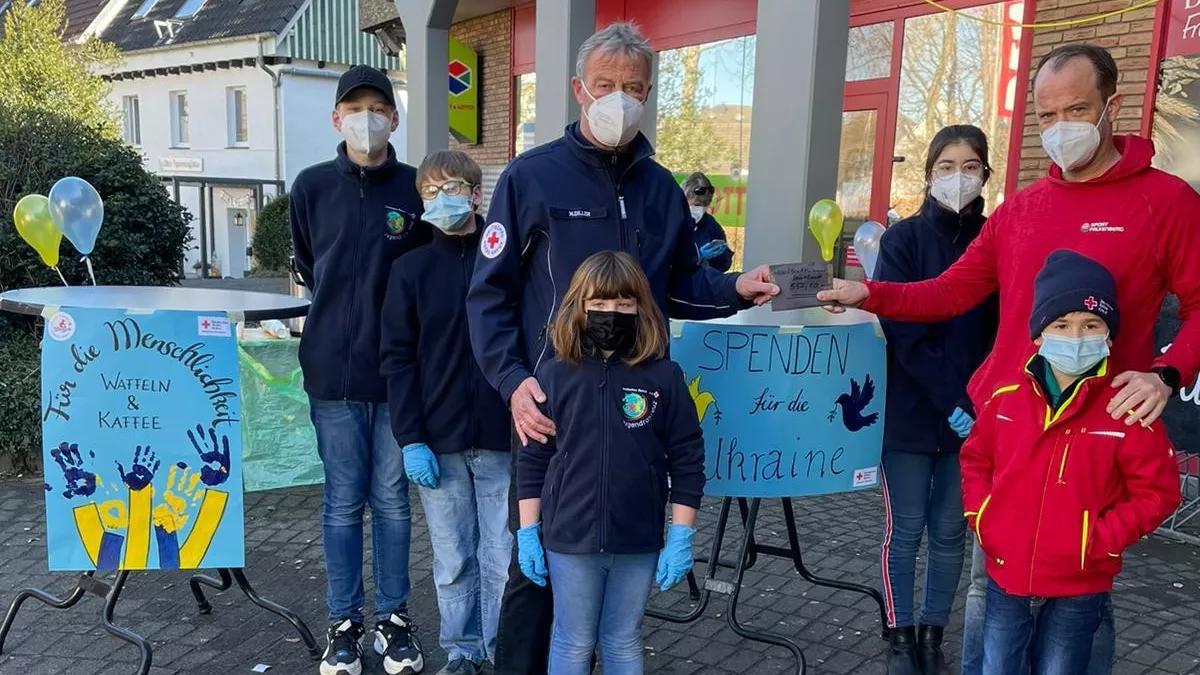 Björn Picker (r.) übergibt die Spende an den DRK-Vereinsvorsitzenden Martin Diller.