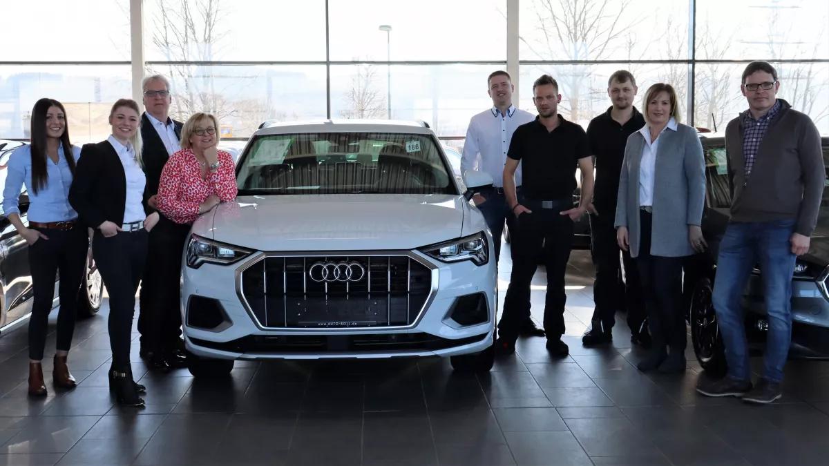 Die neuen Eigentümer von Auto Roll Carsten (3. von links) und Leonard Bürger (5. von rechts.) mit einem Teil des bekannten Mitarbeiterteams in Attendorn.