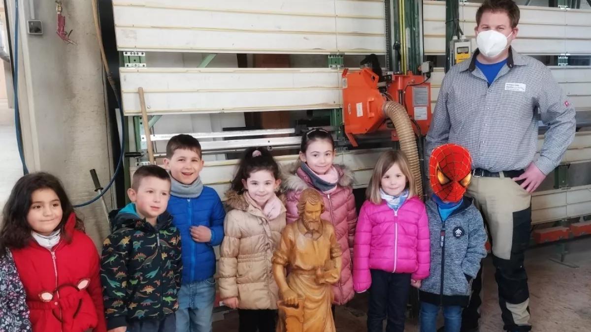 Markus Lütteke gab den Kindern Einblicke in das Berufsfeld des Tischlers.