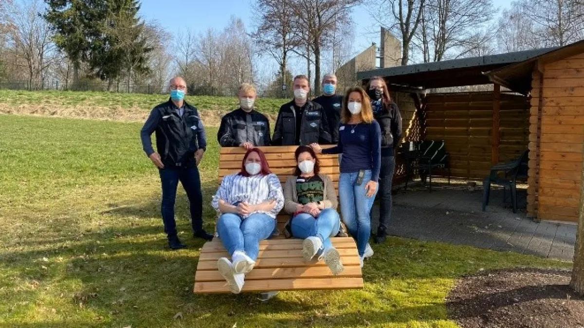 Die Mitarbeiter freuen sich über die neue Liege in der Sonne.