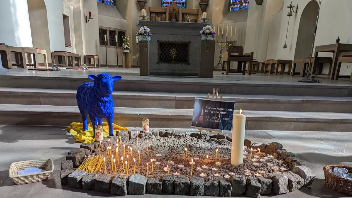 Friedenskerzen in der Pfarrkirche Attendorn.