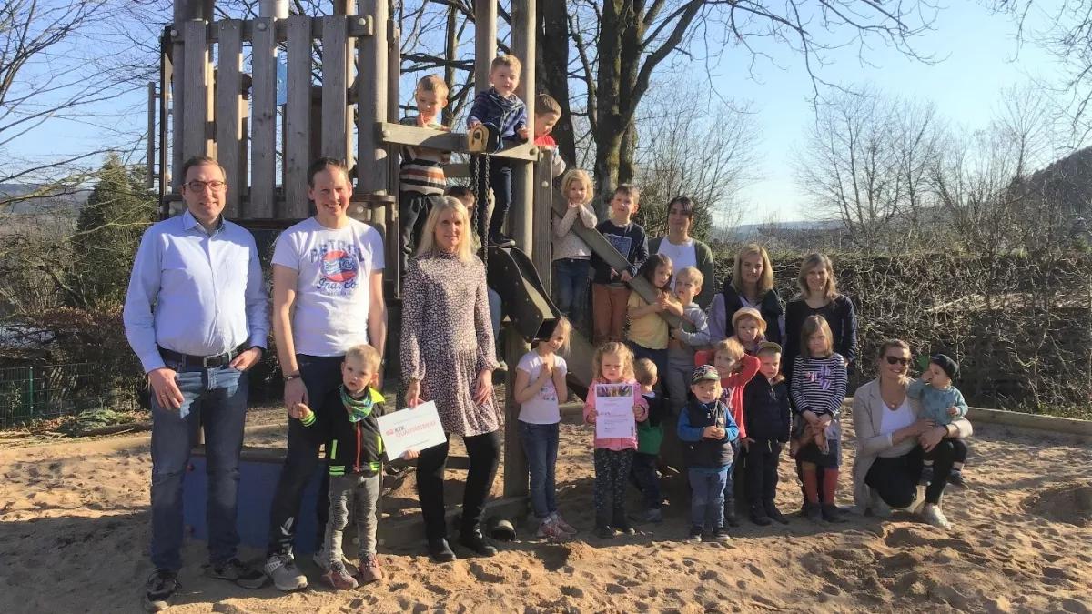 Eltern, Erzieherinnen und Kinder freuen sich über die Auszeichnung mit dem Qualitätsbrief.