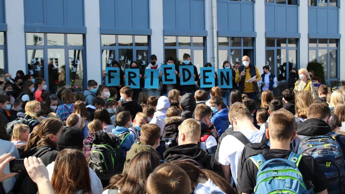 Zahlreiche Schüler und Lehrer versammelten sich auf dem Schulhof der St.-Ursula-Realschule.