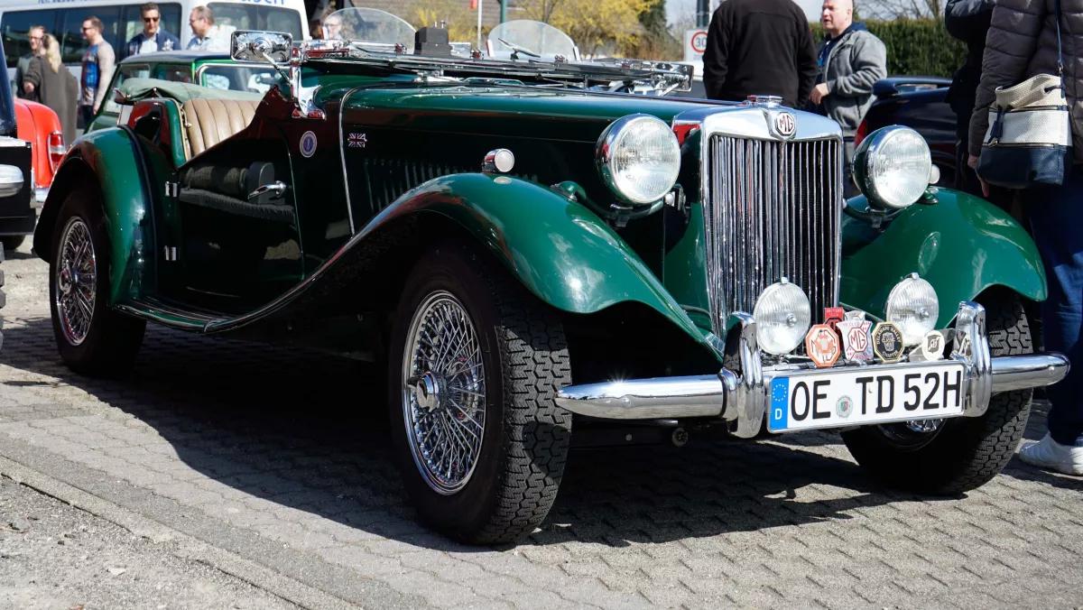 Zahlreiche alte Schätzchen zogen rund um die Attendorner Stadthalle die Blicke auf sich.