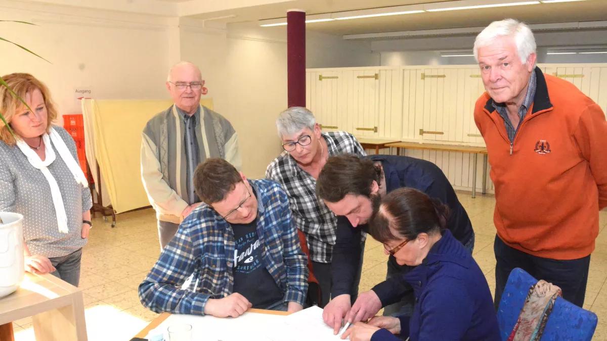 Agil-Koordinatorin Anne Jahn (links) und Bernd Herweg trafen sich kürzlich mit einem Teil des Teams zur Besprechung im Sozialzentrum „lebensfroh.Kirche im Laden“.