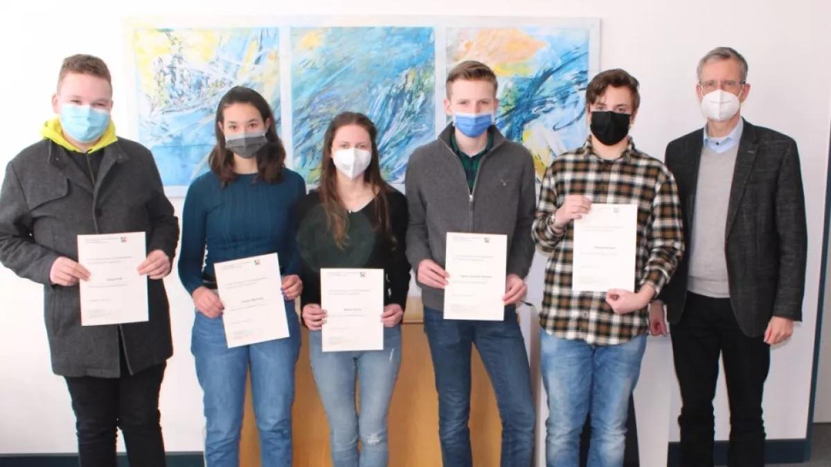 Die Teilnehmer des Wettbewerbs „EuroVisions“ am St.-Ursula-Gymnasium setzen ein deutliches Statement für Verständigung und Toleranz.