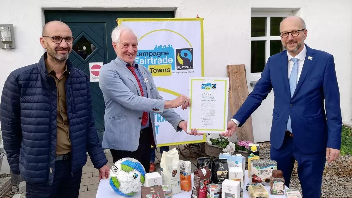 Freude über die Verleihung: (v.l.) Andreas Wintersohl (Vorsitzender Steuerungsgruppe), Manfred Holz (Fairtrade-Beauftragter) und Bürgermeister Uli Berghof.