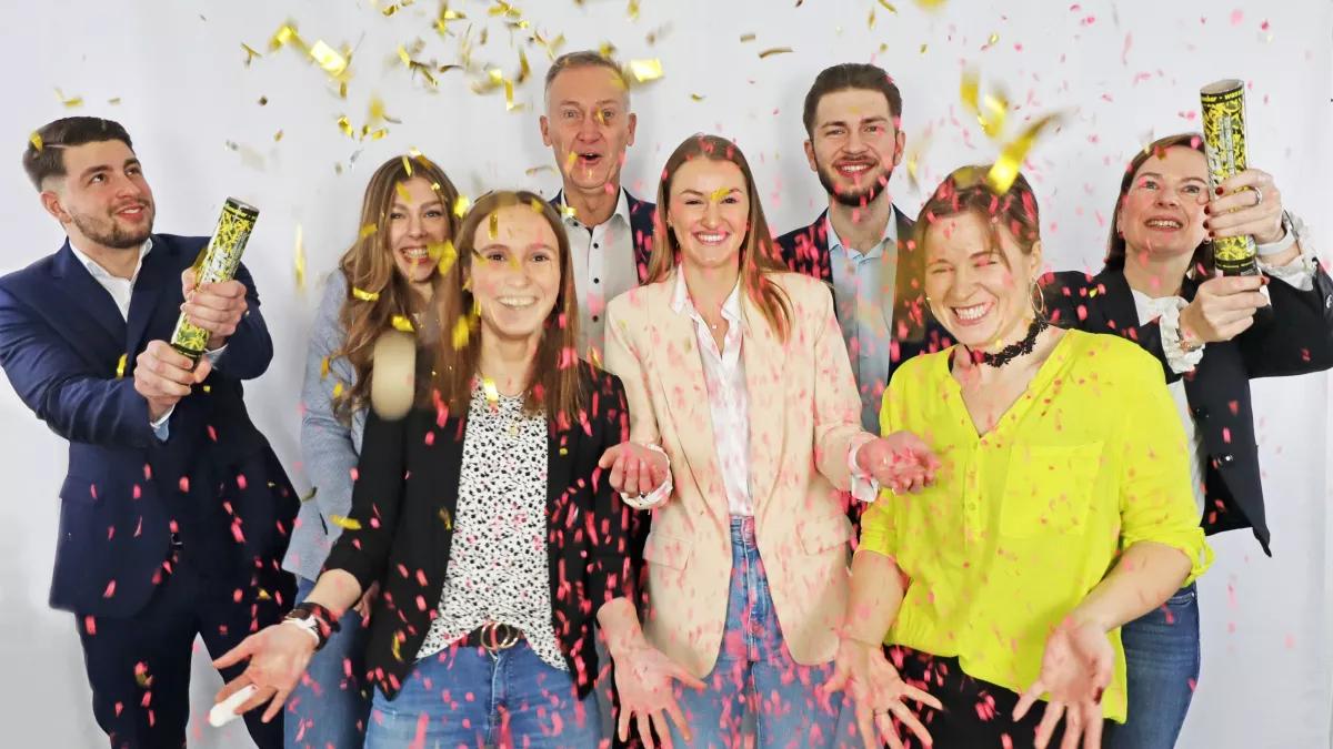 Haben Grund zum Feiern: Die sechs erfolgreichen Auszubildenden der Sparkasse Mitten im Sauerland (von links): Justin Deihof, Loreen Heigl, Kerstin Althaus, Peter Schulte (Vorstandsvorsitzender) Louisa Geißler, Alban Sylejmani, Christina Civanmert und Ausbildungsleiterin Monika Klagges