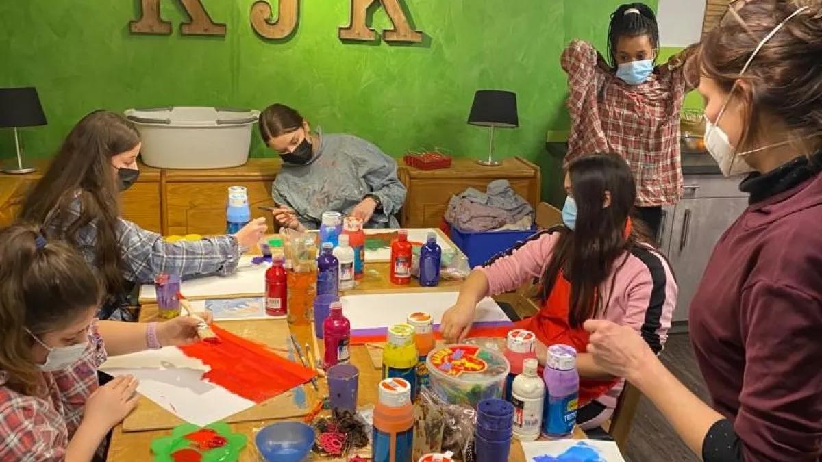 Mit kreativen Ideen gestalteten die Künstler die Postkarten zum Weltfrauentag.