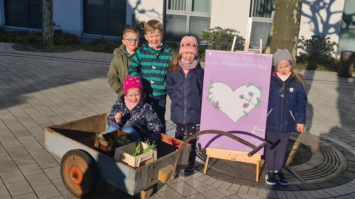 Mia, Julius, Max, Liana und Leni strahlen bei der Verteilung der Blumen- und Kartengrüße um die Wette. Am Nachmittag war der Bollerwagen leer.