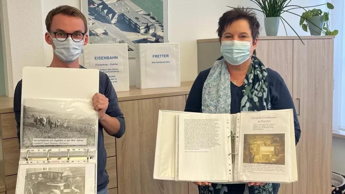 Mehrere Aktenordner mit geschichtlichen Dokumenten überreichte Hedi Stracke an Gemeindearchivar Yannick Brücher.