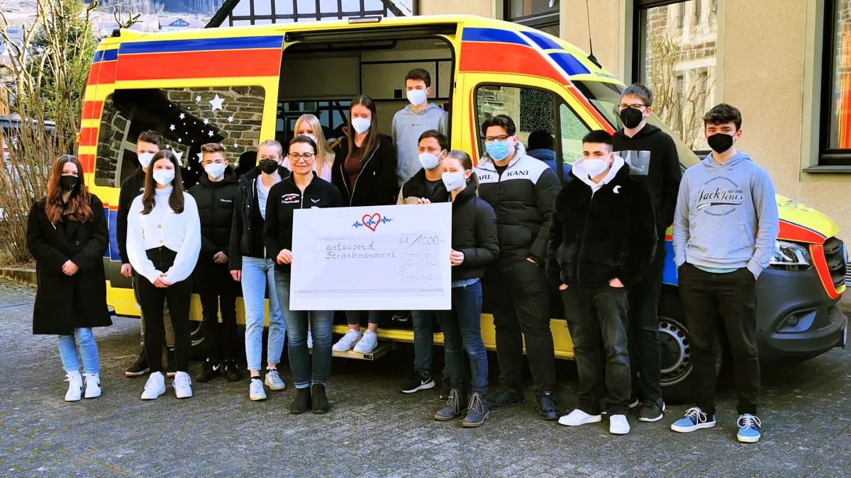 Mit dem Traummobil besuchten Joanna und Eric Junge, von Strahlenmännchen, die Lenhauser Firmlinge und nahmen eine Spende von 1000 Euro entgegen.