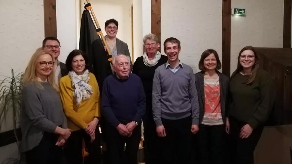 Silvia Dommes (Jubilarin), Andre Sondermann (Kassierer), Mariele Korte (Jubilarin), Claudia Sangermann (ehemalige erste Vorsitzende), Bernhard Gante (Jubilar), Anneliese Götz (Jubilarin), Andreas Nieswandt (neu gewählter 1. Vorsitzender), Karina Tilke (neu gewählte 2. Vorsitzende) und Melina Neuhöfer (Schriftführerin).