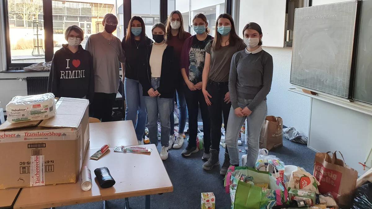 Die Schüler sortierten die Hilfsgüter und verpackten sie in Kisten.