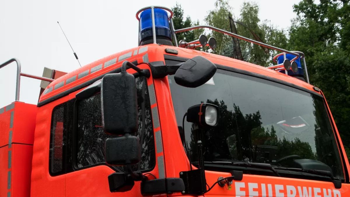 Mann wird bei Brand in Lagerhalle leicht verletzt