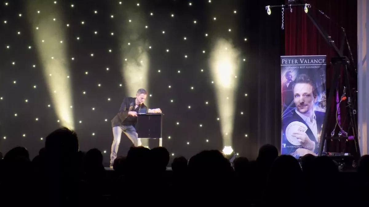 Peter Valance präsentierte eine spektakuläre Show.