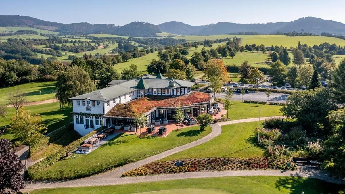 Das Golf-Café Restaurant Schmallenberg bietet ein Location mit traumhaftem Panoramablick.