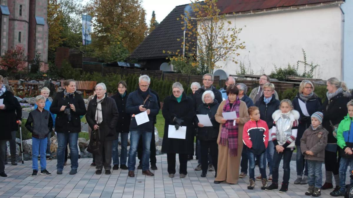 Schon häufiger hat das Mittendrin-Team zu Friedensgebeten auf den Dorfplatz nach Welschen Ennest eingeladen.