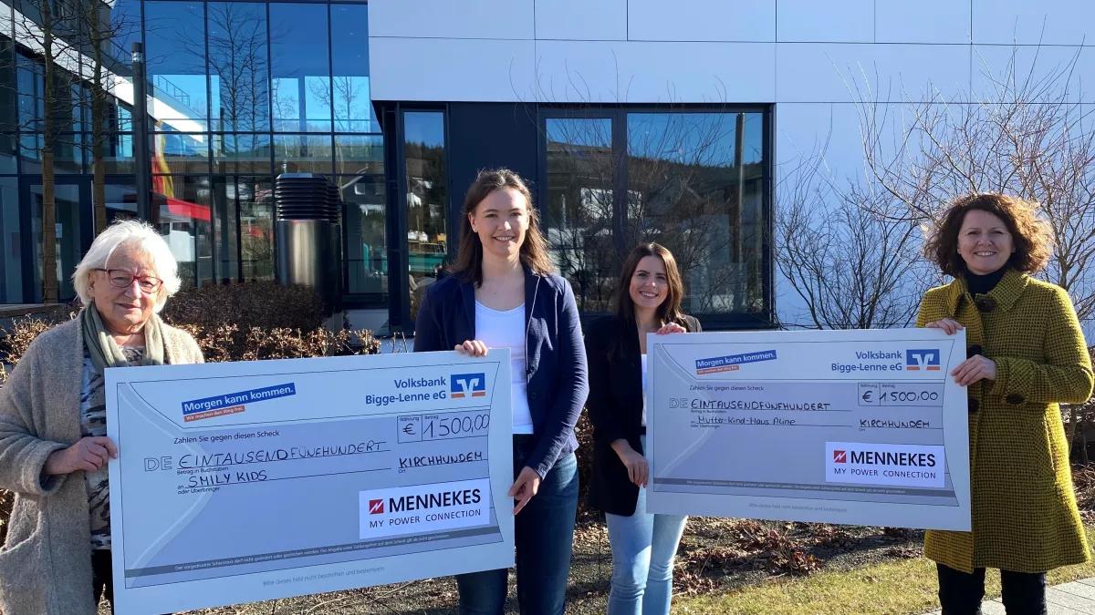 Freuen sich über Spenden in Höhe von je 1.500 Euro: (v.l.) Christa Gattwinkel („Smily Kids“), Ruth Kraume und Giuseppina Rubino (Orga-Team MENNEKES) sowie Marion Weidlich („Mutter-Kind-Haus Aline“).