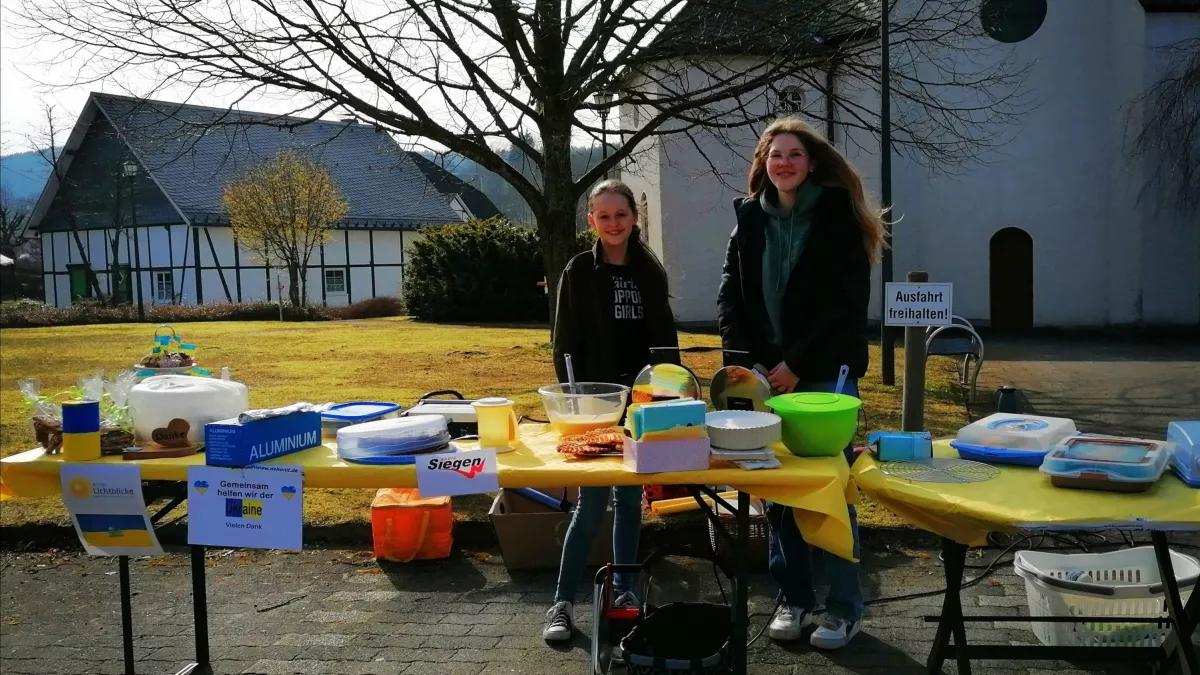 In der Dorfmitte von Heinsberg verkauften die Kind jede Menge, um den Erlös für die Ukraine zu spenden.