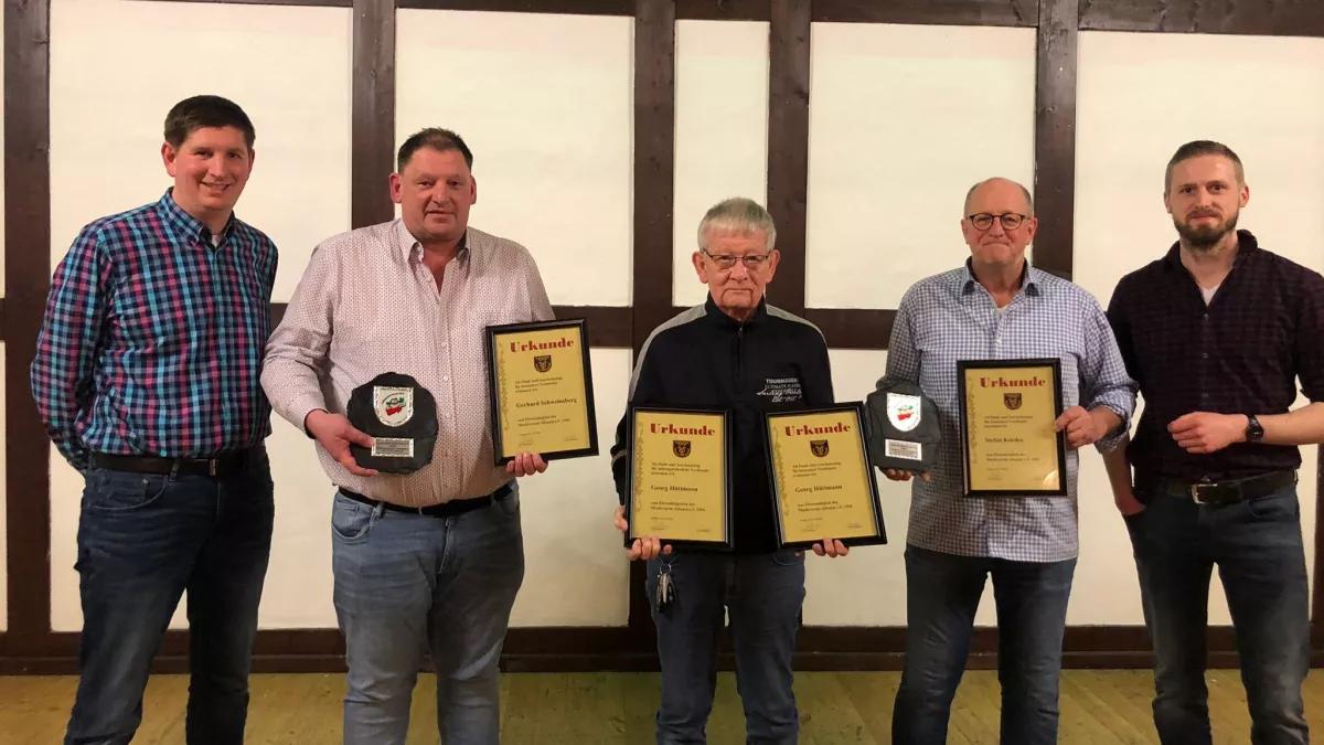Daniel Zimmermann (li.) ist neuer Vorsitzender des MV Albaum. Neben ihm die Ehrenmitglieder (von links): Gerd Schweinsberg, Georg Hüttmann, Stefan Cordes sowie Tobias Held.