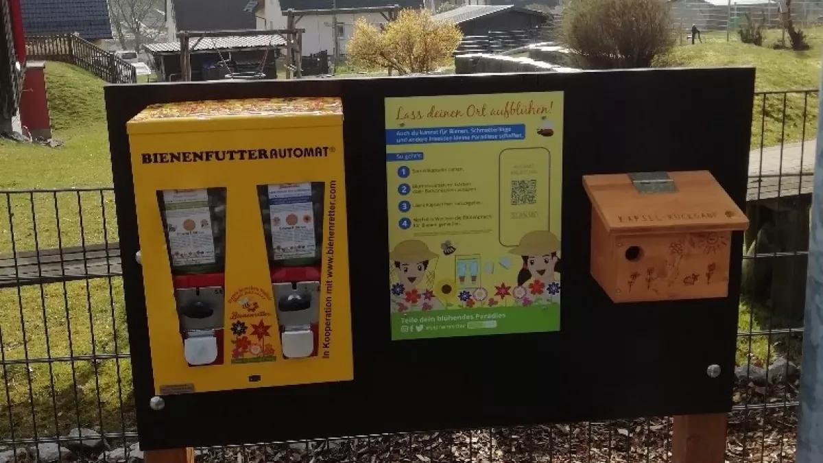 Der ausrangierte Kaugummi-Automat ist jetzt ein Bienenfutter-Automat. Er befindet sich am Montessori-Kinderhaus in Welschen Ennest.