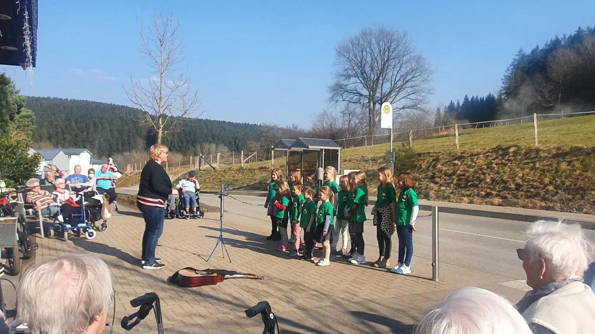 Kinderchor Piccolinos versüßt Heimbewohnern in Silberg den Tag