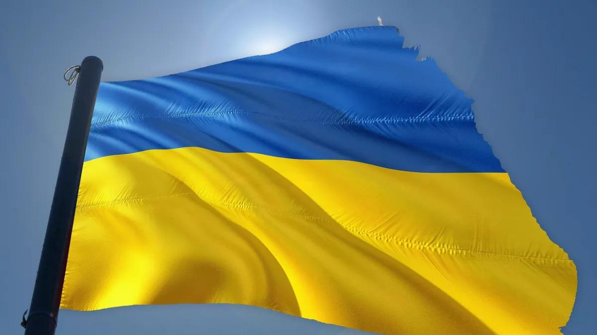 Ukrainische Fahne hissen als Zeichen der Solidarität