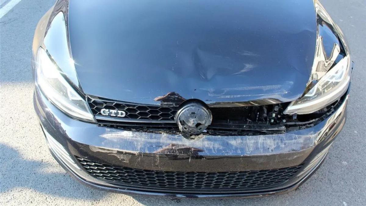 Einer der beschädigten Pkw.