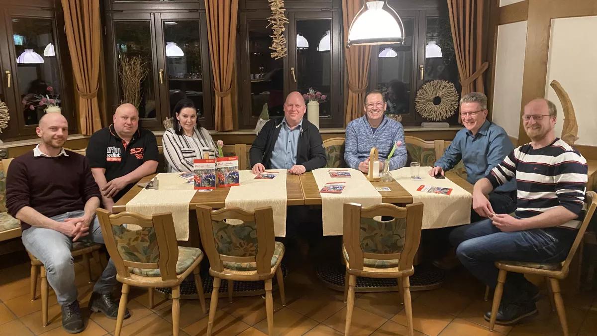 Die UWG zeigt sich begeistert von der Arbeit der Feuerwehr. (v.l.: Patrick Lange, Carsten Meyer, Kerstin Bauer, Jürgen Ohm, Andreas Schürmann, Markus Hamers, Andreas Müller)